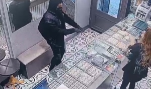 silahla-kuyumcu-dukkanini-soymaya-calisti-tutuklandi-jgTAcjXM.jpg